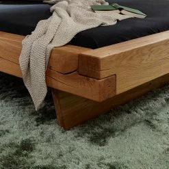 Baumkante Kopfteil Bett Mit Balken Rahmen - Montpa 2 Baumkante Kopfteil Bett Mit Balken Rahmen - Montpa -Massivholzbetten Shop baumkante kopfteil bett mit balken rahmen in schwebender optik wildeiche montpa 02