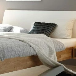 Geöltes Eichenholz Bett Mit Kopfteil In Weiß - Brunca -Massivholzbetten Shop geoeltes eichenholz bett mit kopfteil in weiss in 5 groessen im shop brunca 03
