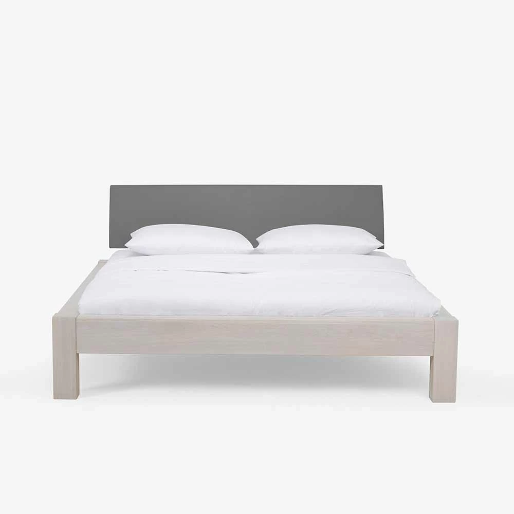 Holzbett Lagossan aus Wildeiche weiß geölt Holzbett Lagossan Aus Wildeiche Weiß Geölt -Massivholzbetten Shop holzbett wildeiche weiss geoelt kopfteil gepolstert mit webstoff grau lagossan 02