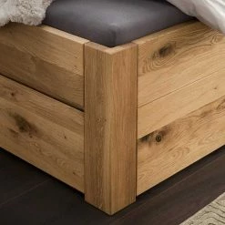 Massivholzbetten Shop -Massivholzbetten Shop rustikales stauraumbett aus wildeiche massiv mit braunem polsterkopfteil zennian 02