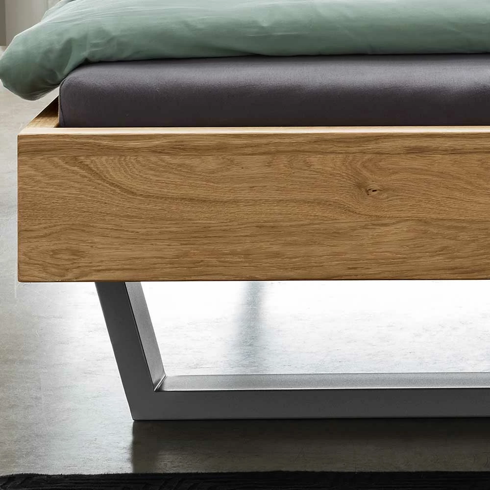 Wildeiche Bett mit Kufen & Nachttische - Yunves (dreiteilig) Wildeiche Bett Mit Kufen & Nachttische - Yunves (dreiteilig) -Massivholzbetten Shop wildeiche bett mit kufen nachttische im industry und loft stil yunves 02