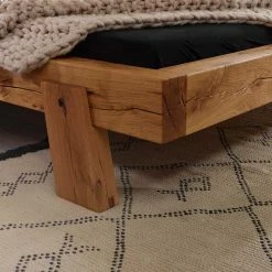 Wildeiche Holzbett Mit Rustikalem Design - Tregova -Massivholzbetten Shop wildeiche holzbett mit rustikalem design mit balkenrahmen tregova 02